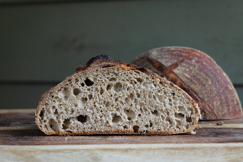 Schwarzbrot auf weißem Tisch