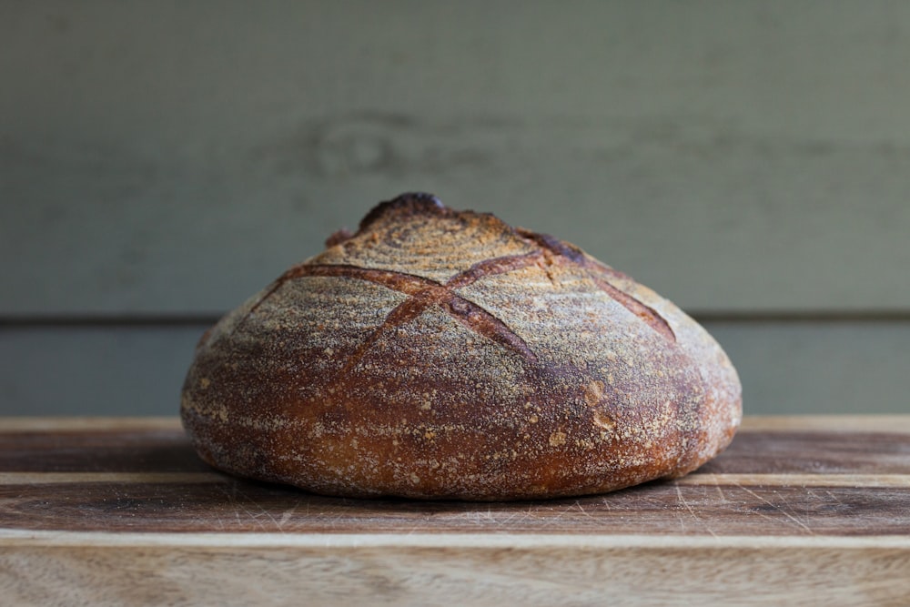 Schwarzbrot auf weißem Holztisch