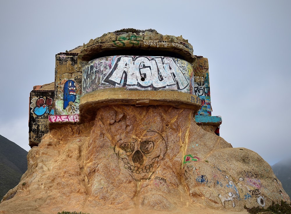 Braune und weiße Betonwand mit Graffiti