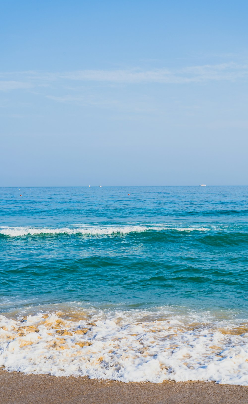 Les vagues de l’océan s’écrasent sur le rivage pendant la journée