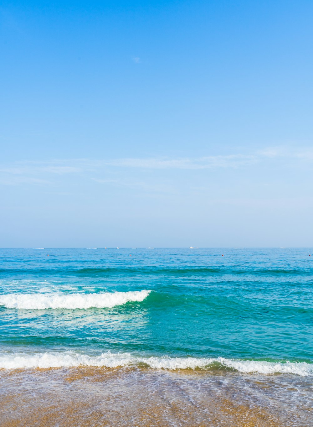 vagues de l’océan sous le ciel bleu pendant la journée