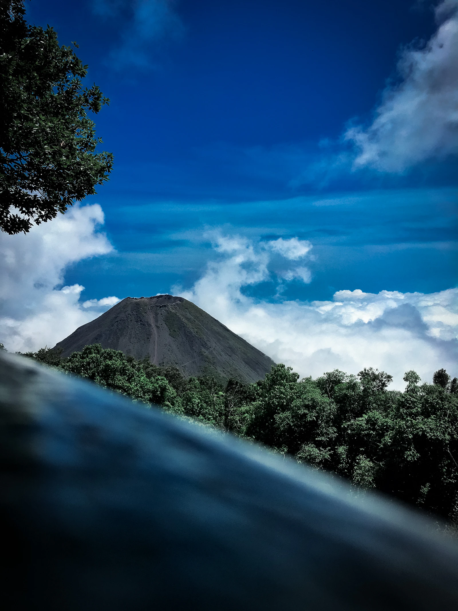 Montañas verdes y bosque de El Salvador bajo cielo azul