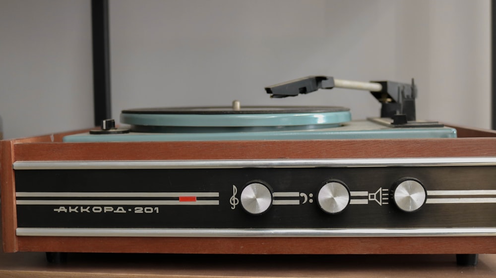 Brauner und grauer Vinyl-Player