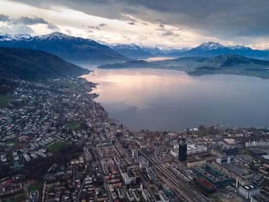 Zug – Luftaufnahme der Stadt Zug am Zugersee mit Alpenpanorama und urbanem Stadtbild