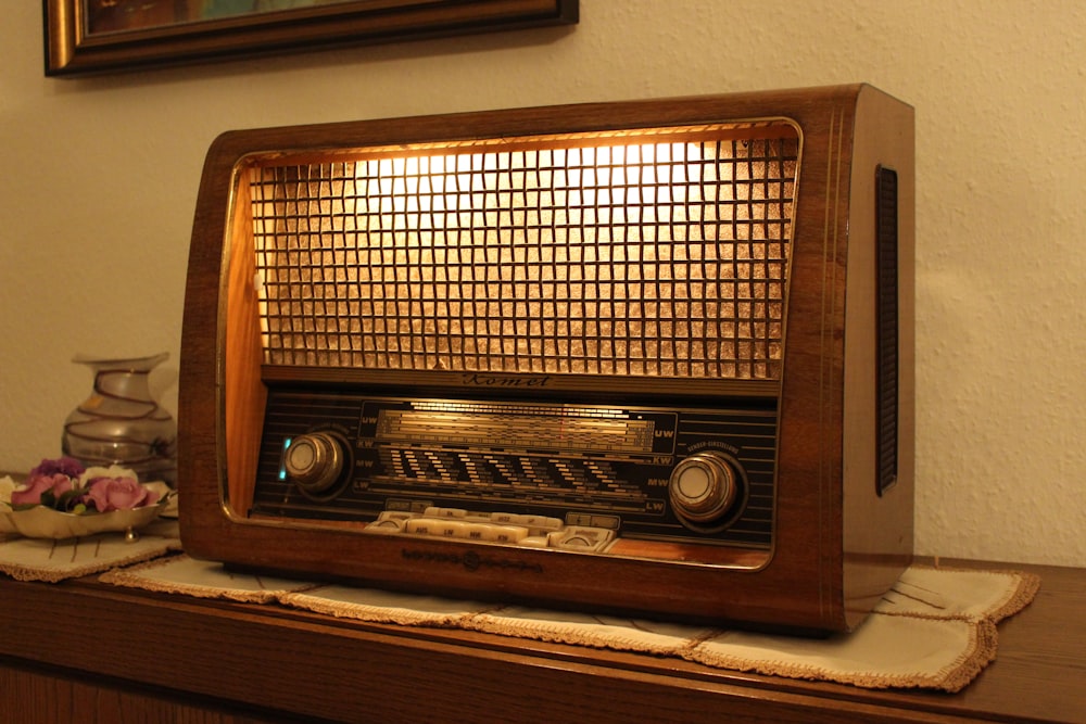 Braunes und schwarzes Radio auf braunem Holztisch