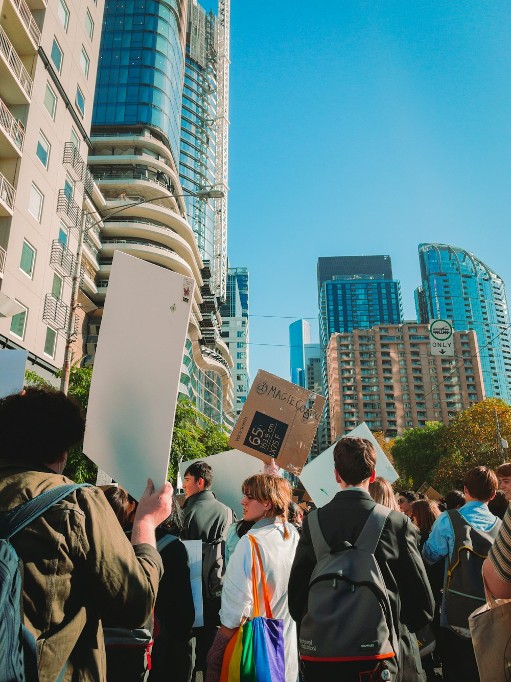 persone che camminano per strada durante il giorno