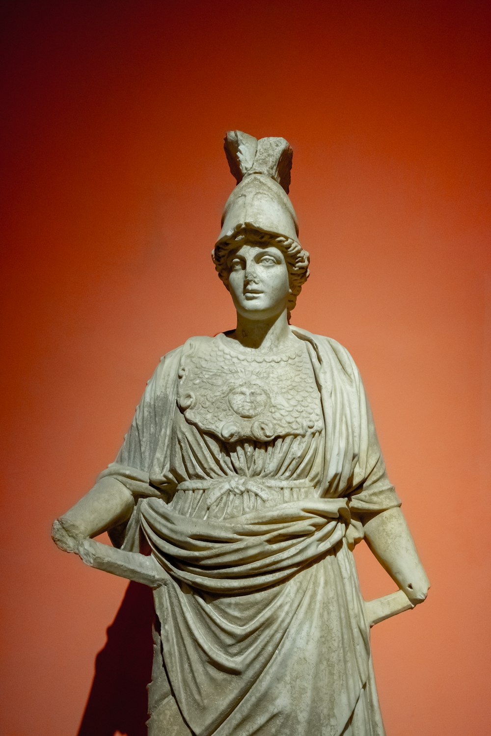 Mujer en estatua de vestido blanco