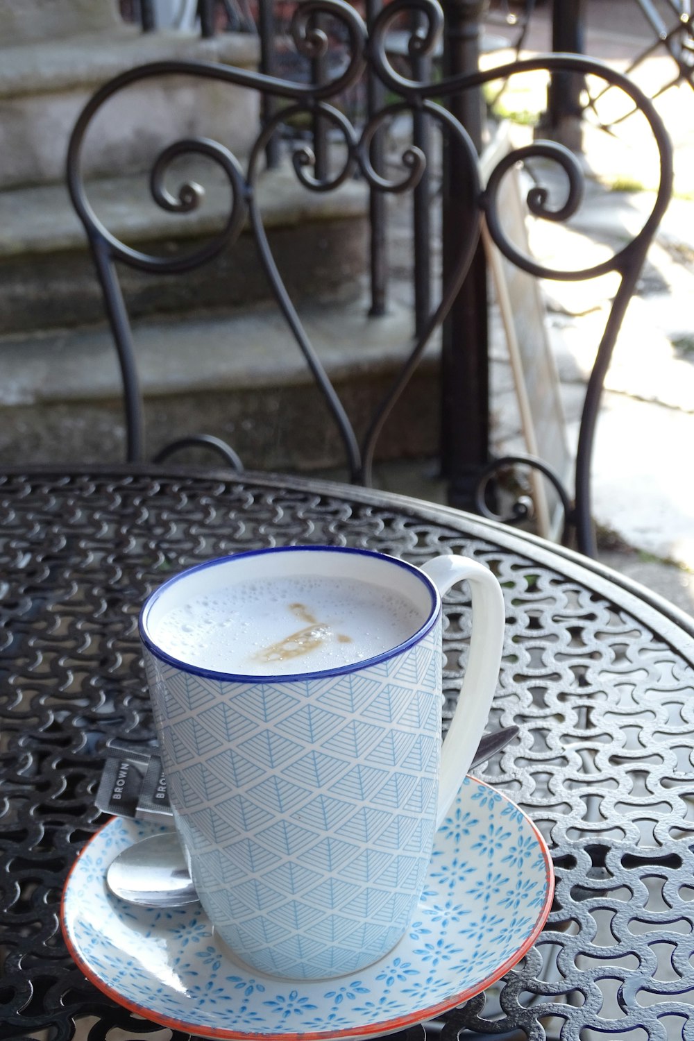 Tasse en céramique blanche sur table