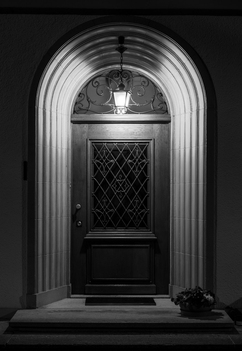 porta de madeira preta na escala de cinza