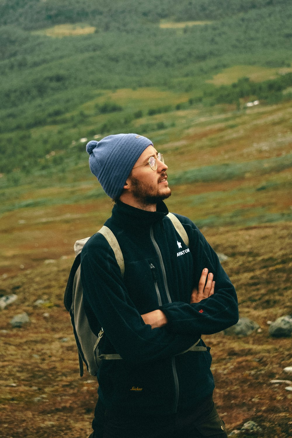 Man in black jacket and gray knit cap standing on brown field during  daytime photo – Free Sverige Image on Unsplash