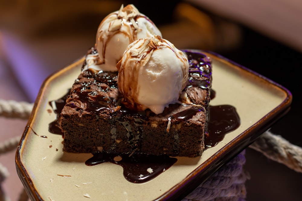 torta al cioccolato con glassa bianca su piatto in ceramica bianca