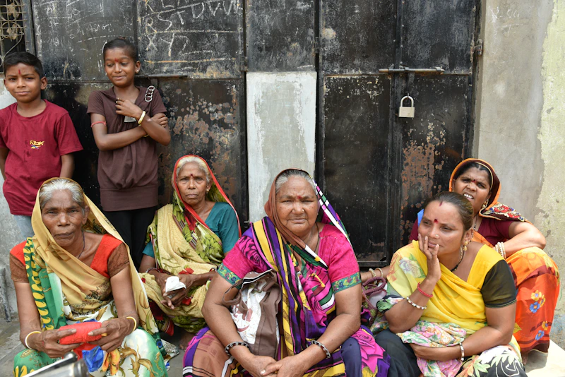 groupe de femmes assises sur un mur en béton gris