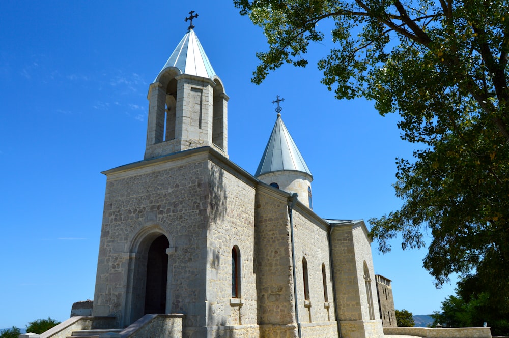 Iglesia de hormigón marrón bajo el cielo azul durante el día