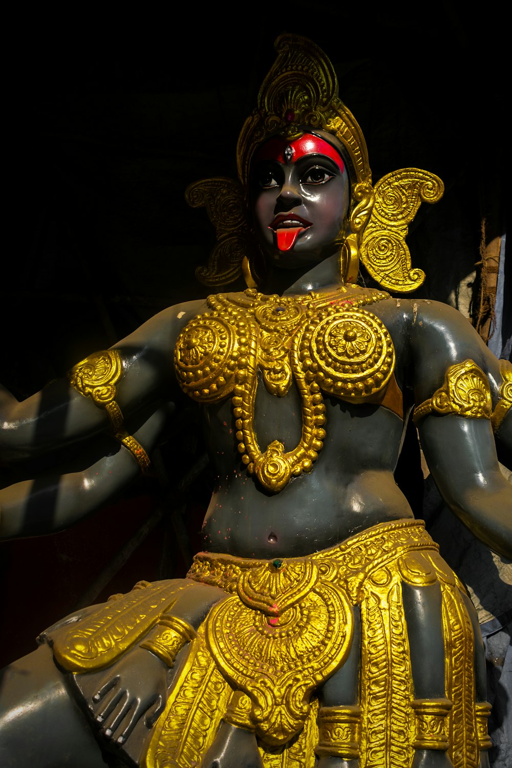 Figura de deidad hindú dorada y negra