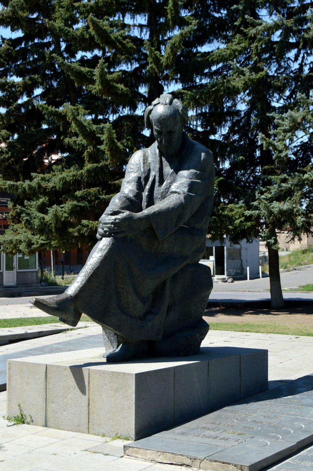 gray concrete statue of man