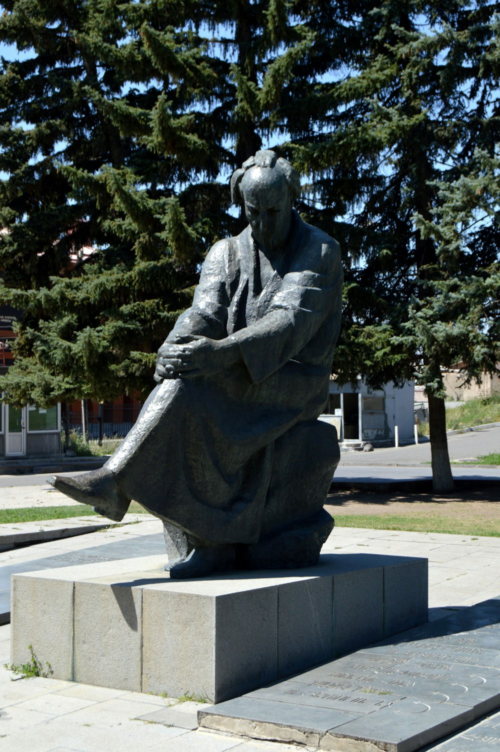 Statue de l’homme en béton gris