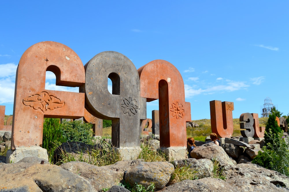 mur de briques en béton brun sous le ciel bleu pendant la journée