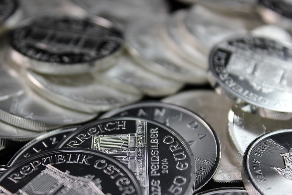 moedas redondas de prata e preto