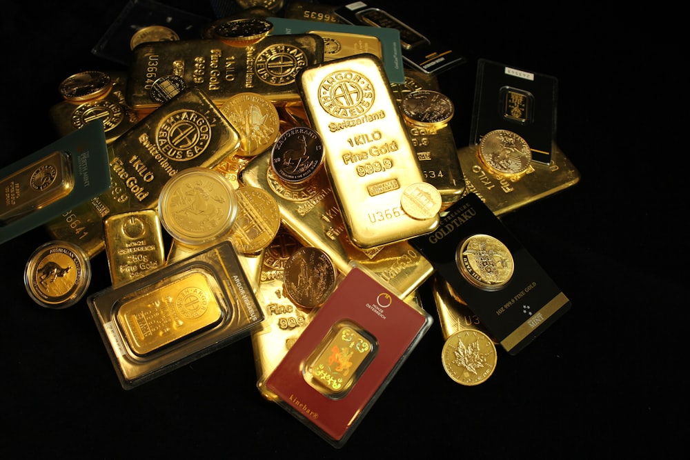 Monedas redondas de oro y plata