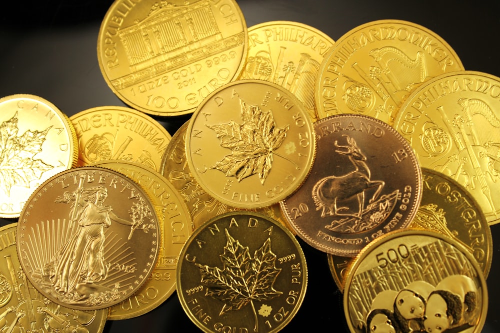 moedas redondas de ouro e prata