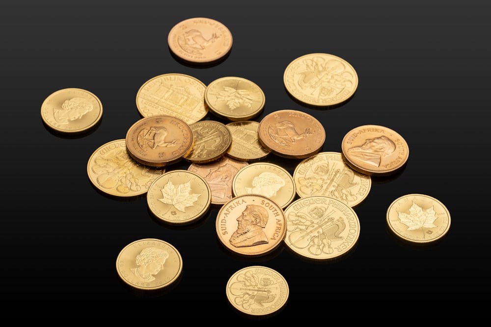 Monedas redondas de oro sobre superficie blanca
