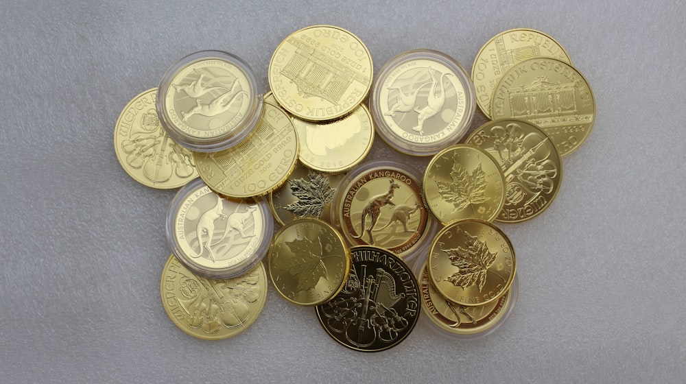 moedas redondas de ouro e prata