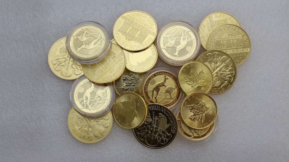 Monedas redondas de oro y plata