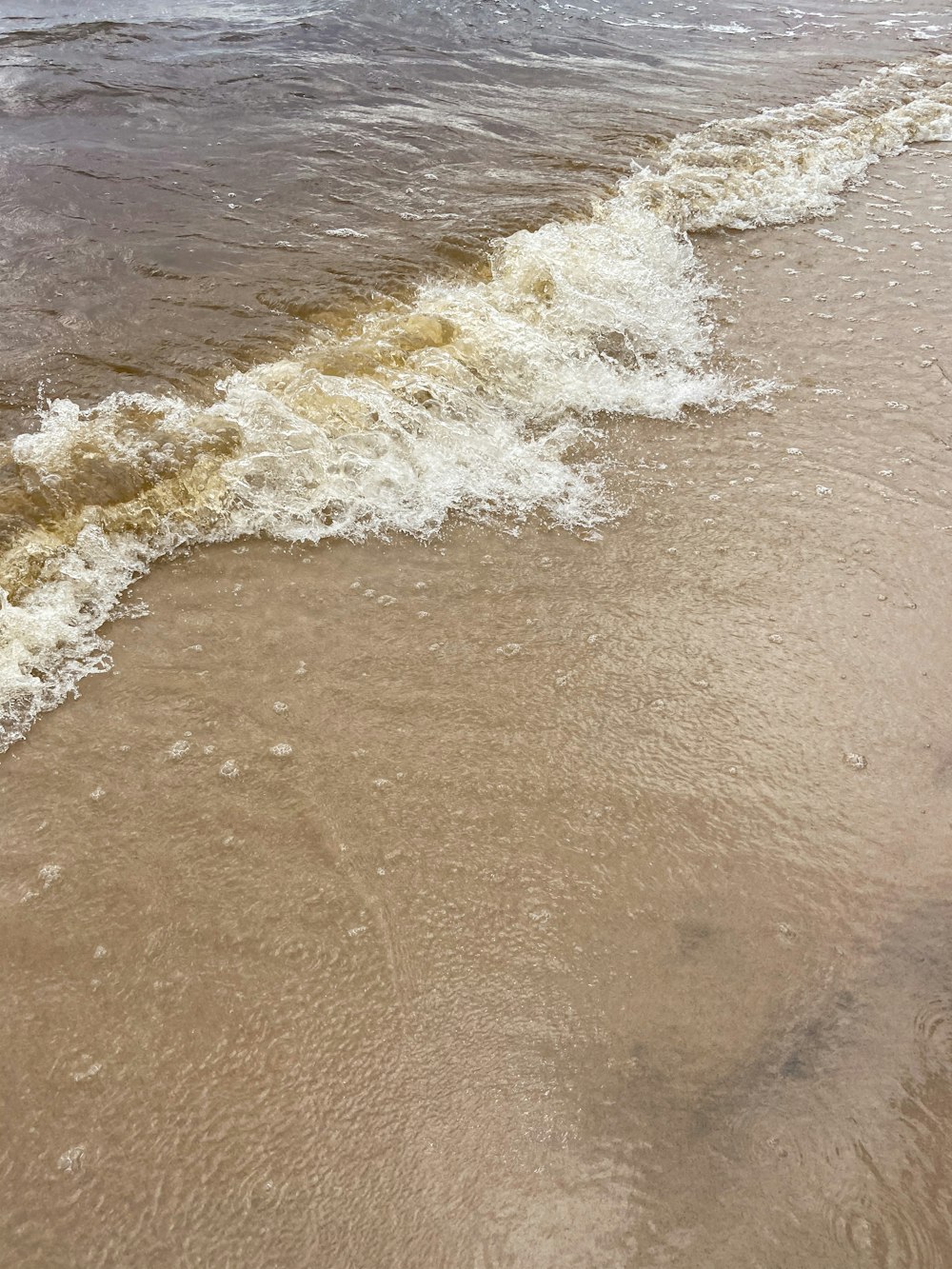 sea waves crashing on shore during daytime