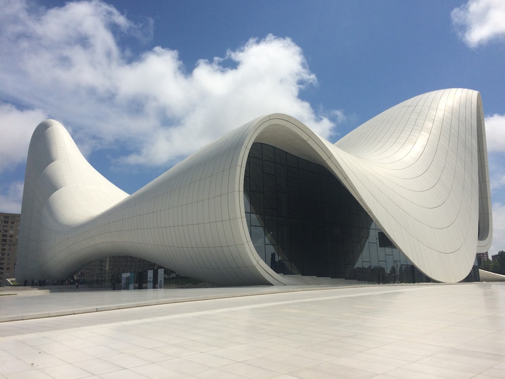 昼間の青空に白いコンクリートの建物