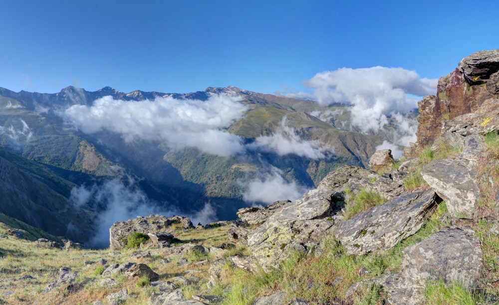 montanha rochosa cinzenta sob o céu azul durante o dia