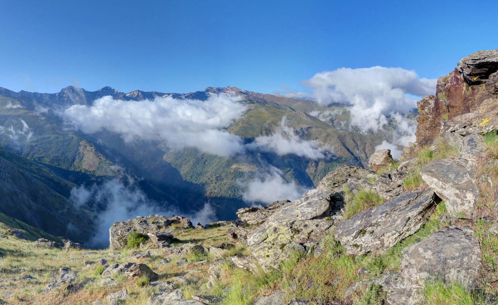 Felsige Berge der Sierra Nevada in Andalusien