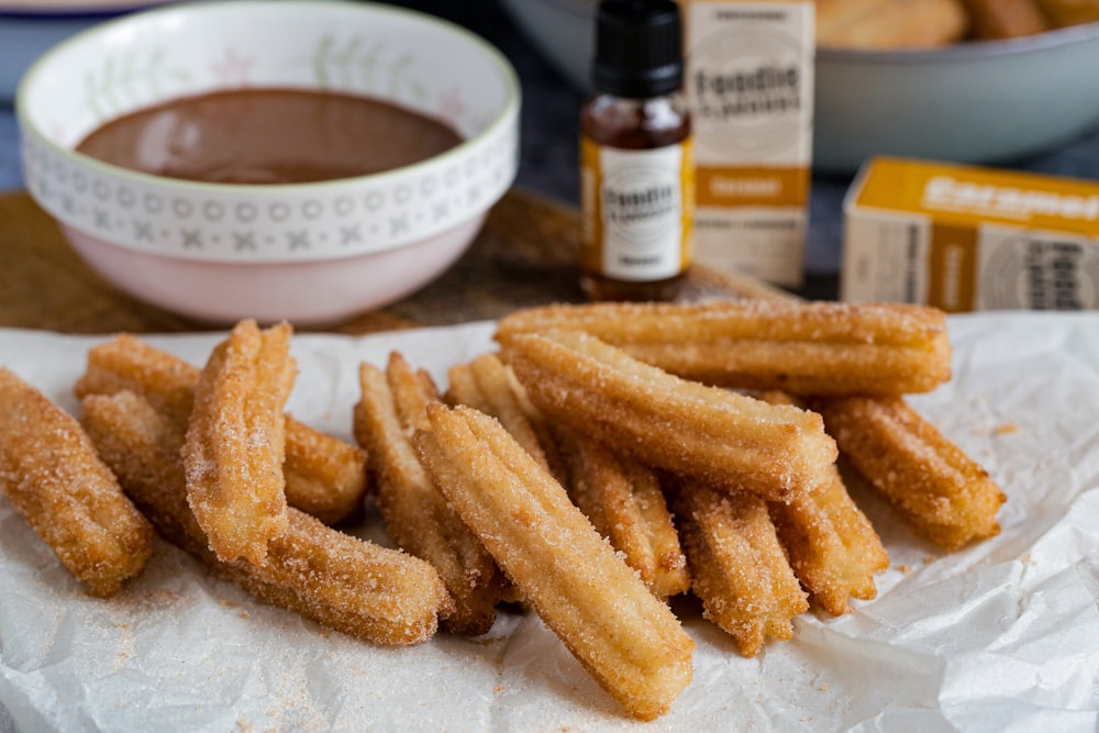 Gesuikerde churros met een bak chocolade 