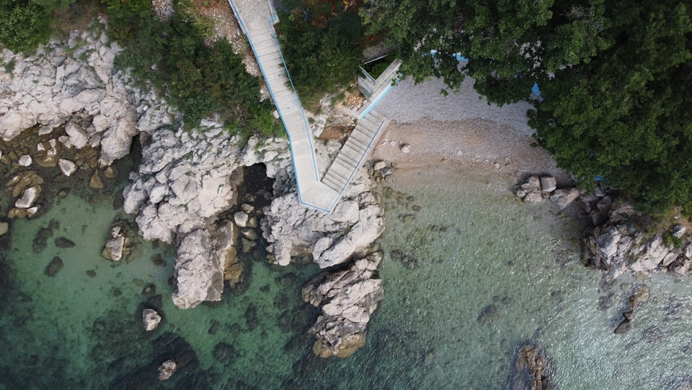 ponte de madeira branca sobre o rio