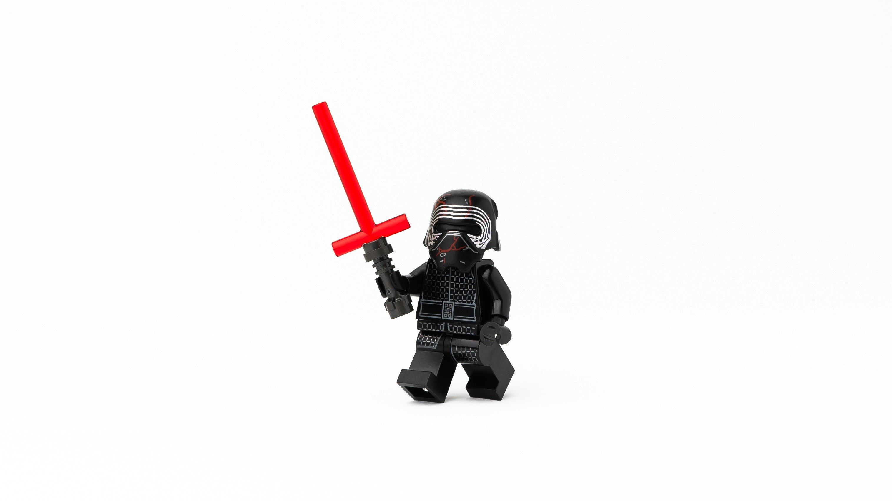 robot nero e rosso che tiene la spada rossa