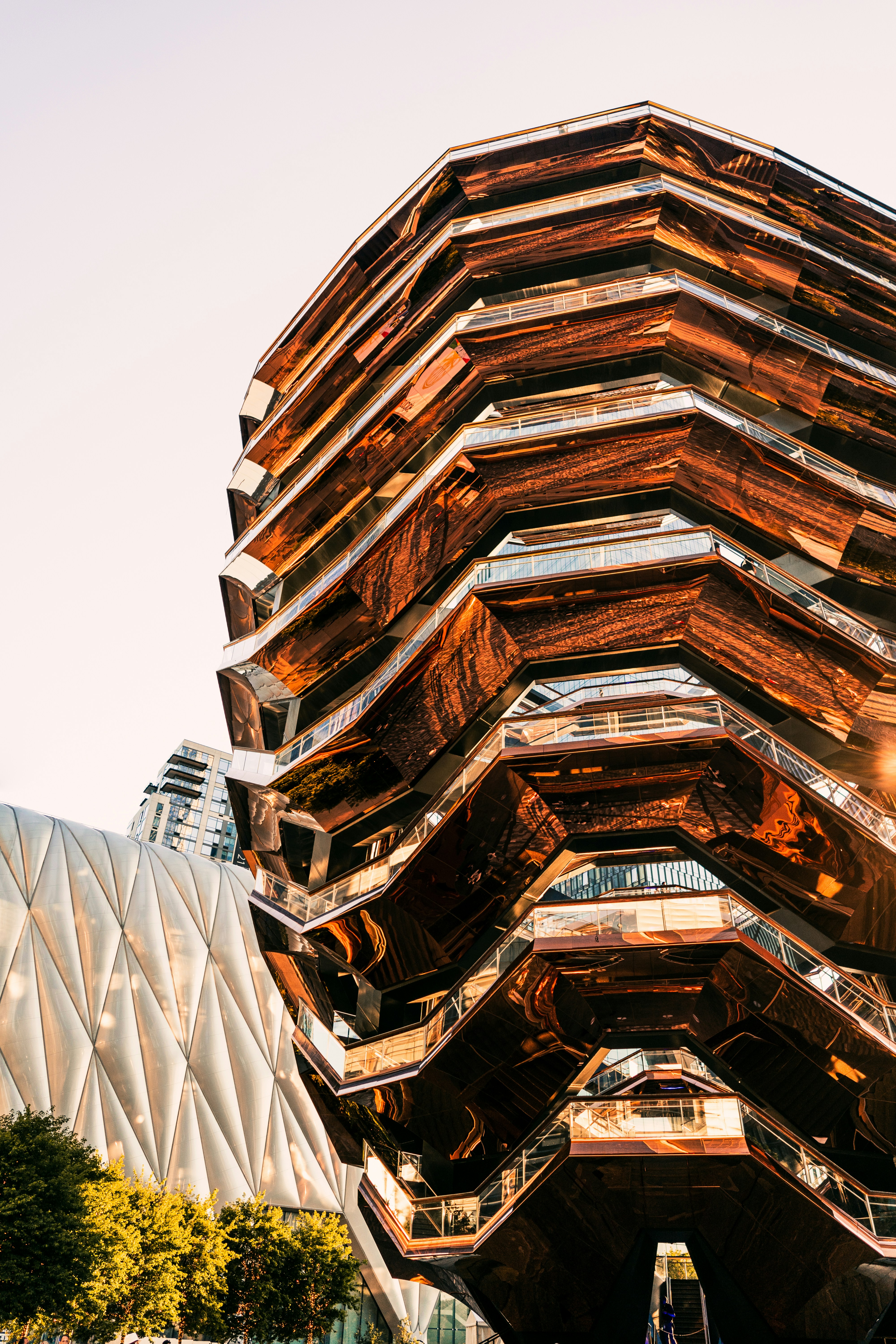 茶色と白のコンクリートの建物