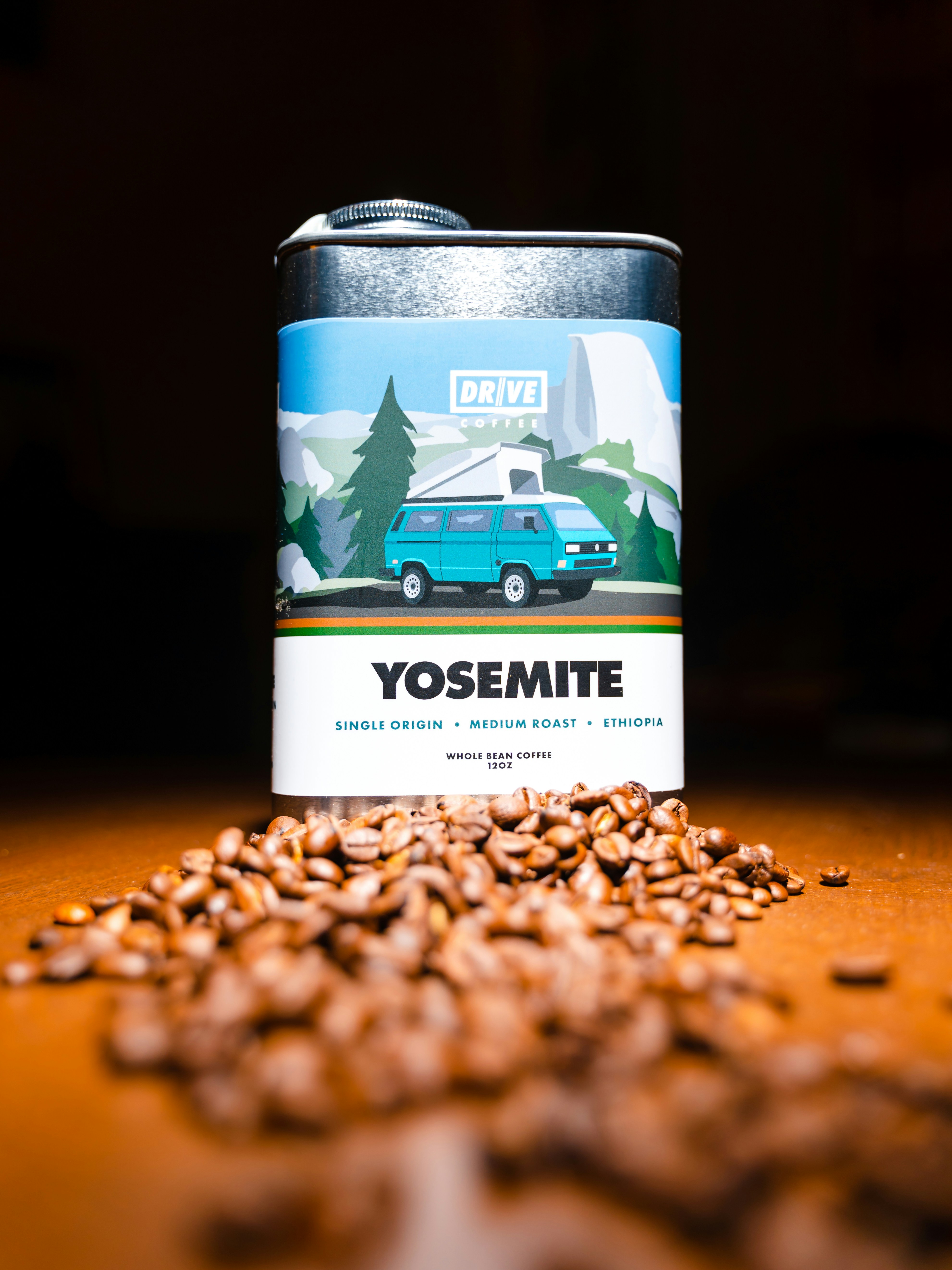 緑と白のラベルが貼られた缶