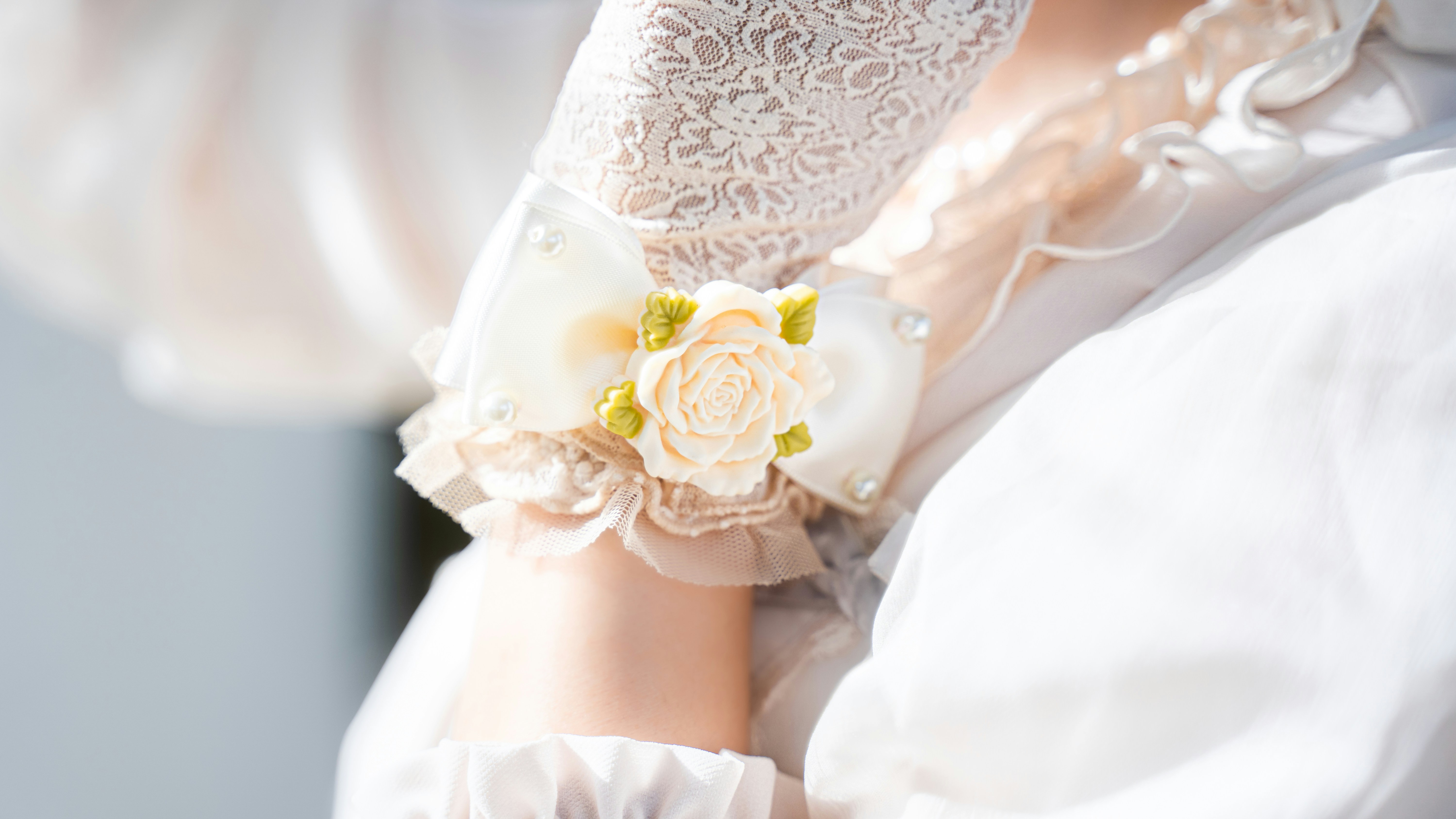 白いレースのドレスを着た女性