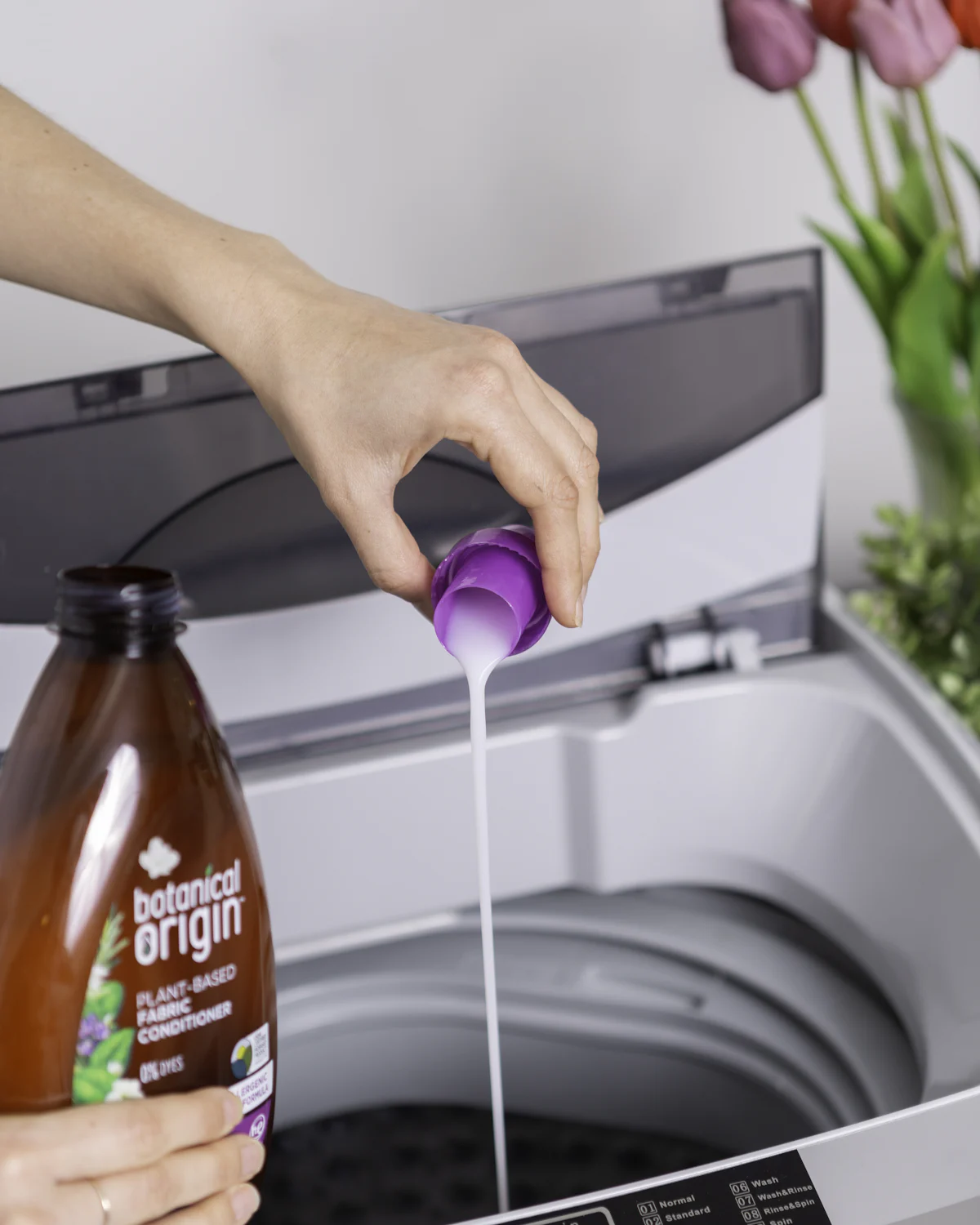Persona sosteniendo una botella de detergente