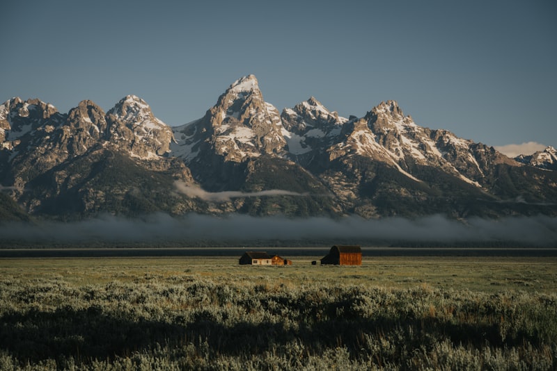 Where are the best gateway cities for cheap flights to the Wyoming Badlands
