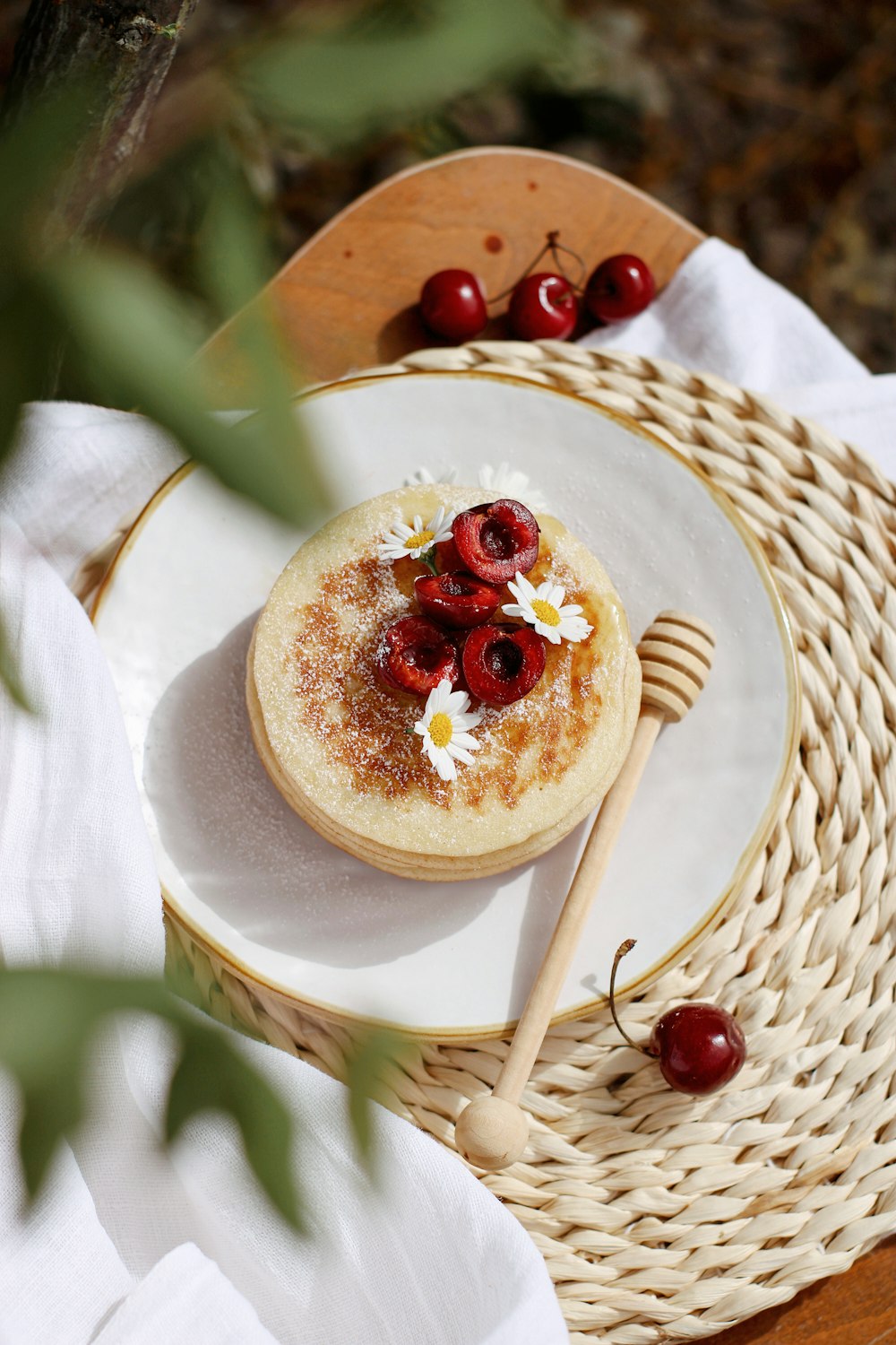 Fraise et mûre sur assiette en céramique blanche