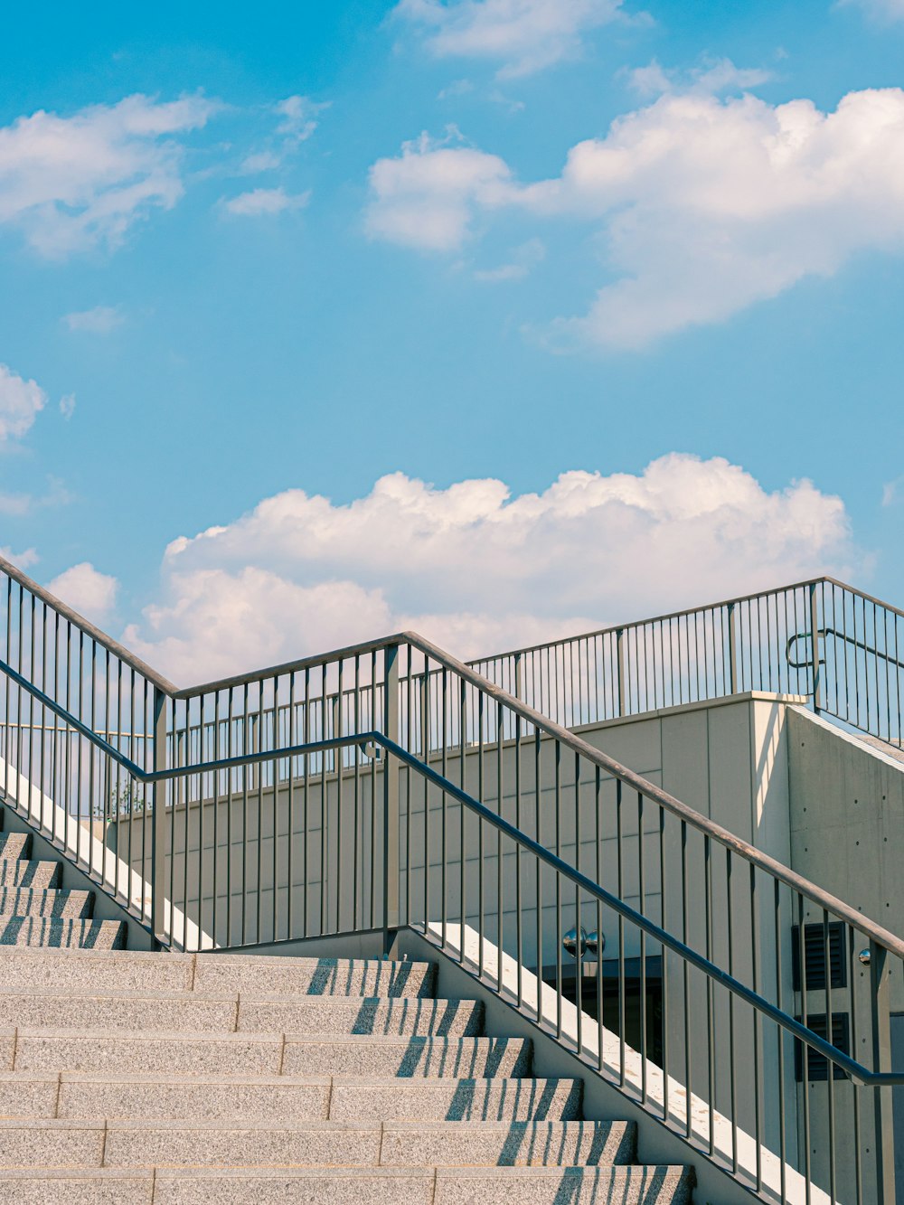 Weißes Betongebäude unter blauem Himmel tagsüber