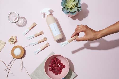 A stylish flat lay of Noorix cans alongside fresh strawberries and saffron strands on a wooden table.