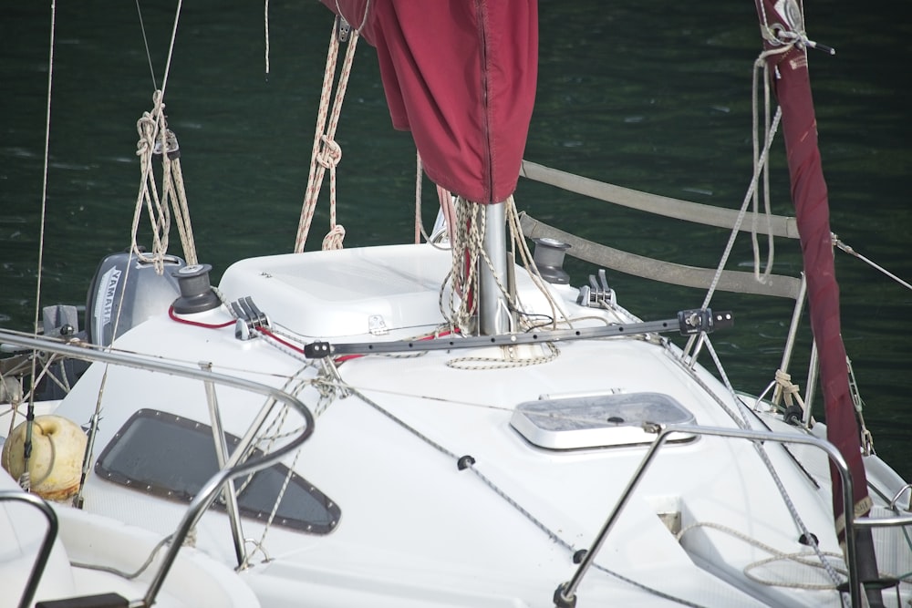 rotes Textil auf weißem Boot tagsüber