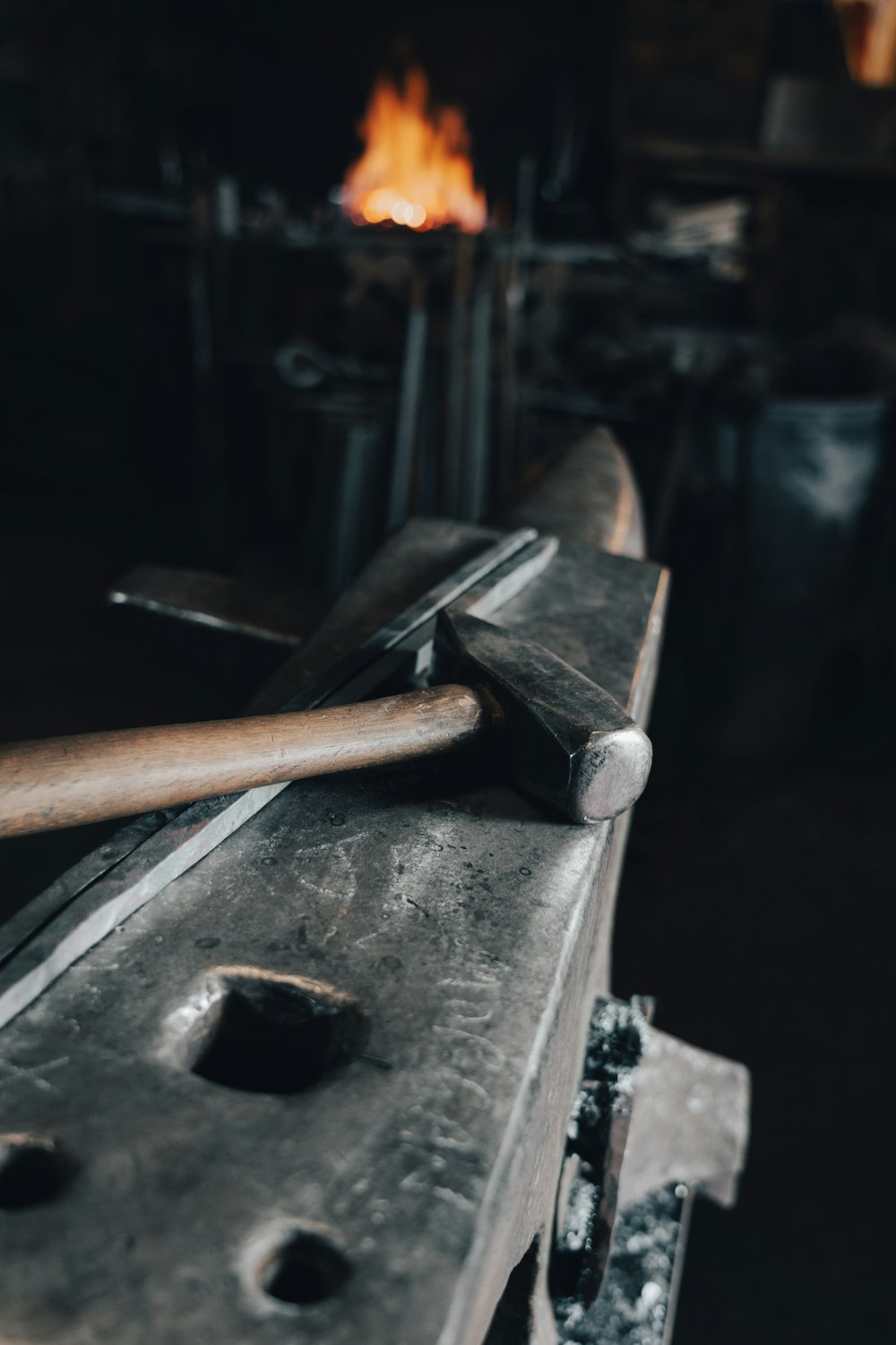 martello con manico in legno marrone su utensile in metallo nero