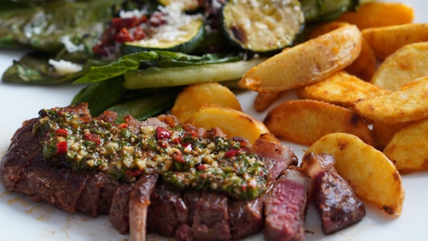 Gegrilde biefstuk met chimichurri en aardappel — receptfoto