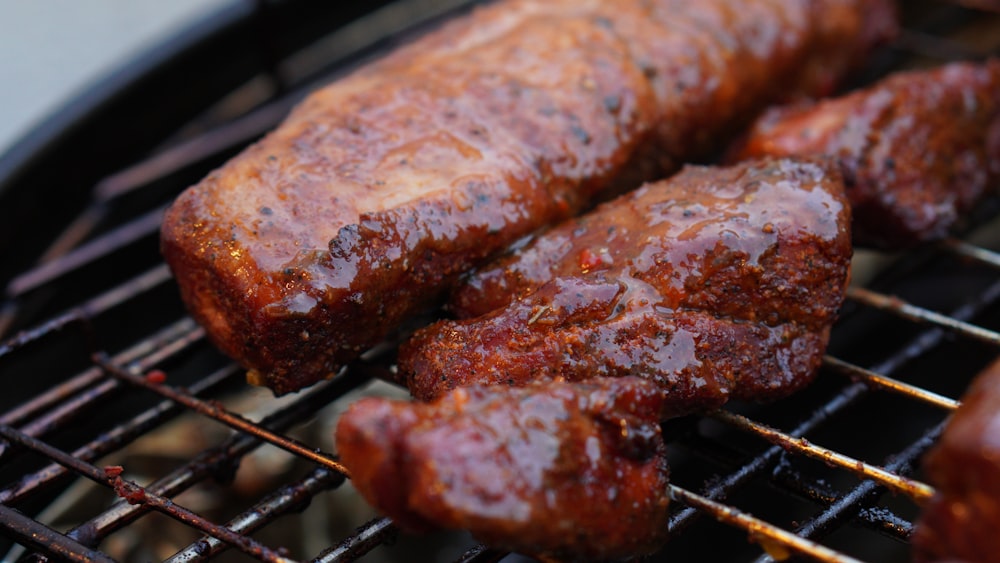 carne grelhada na grelha a carvão preta