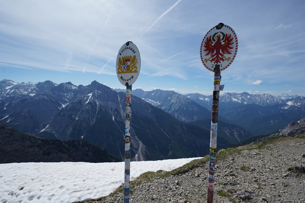 rot-weißes Straßenschild