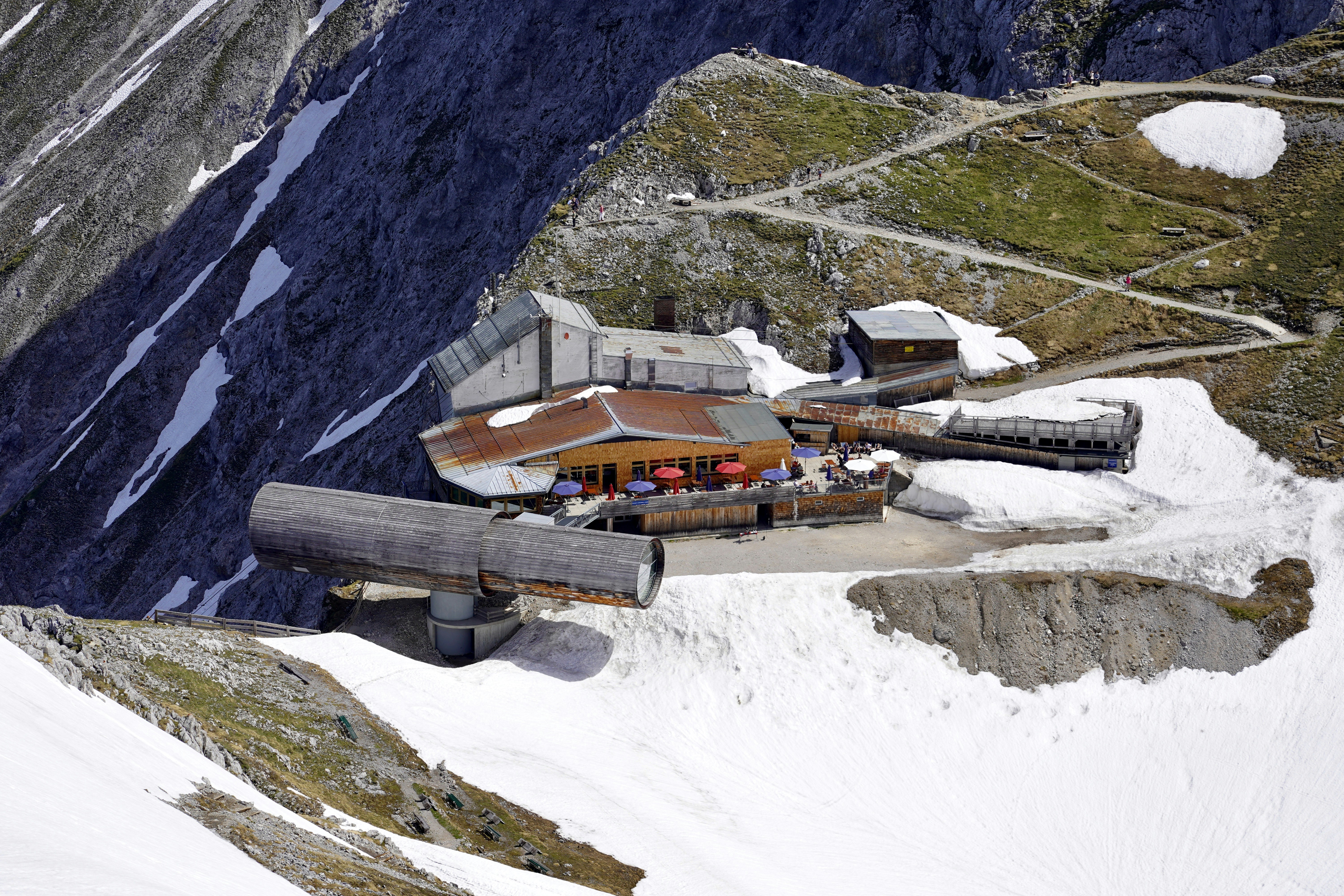 Braunes Holzhaus auf schneebedecktem Boden