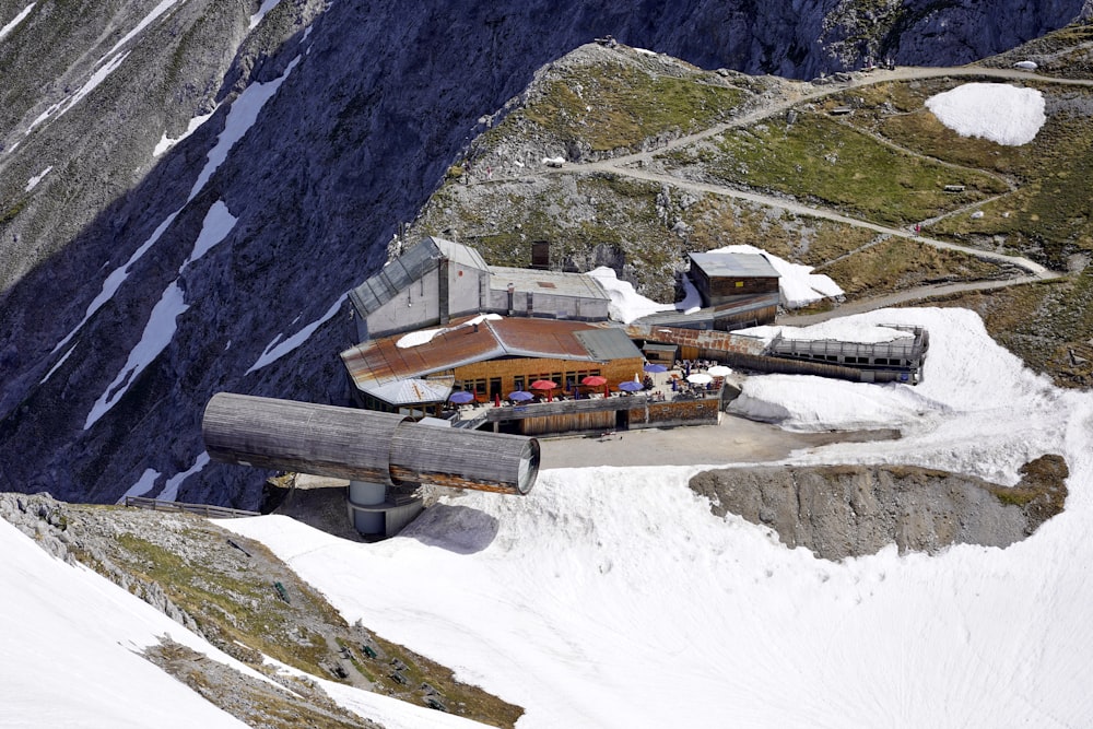 Casa de madera marrón en suelo cubierto de nieve