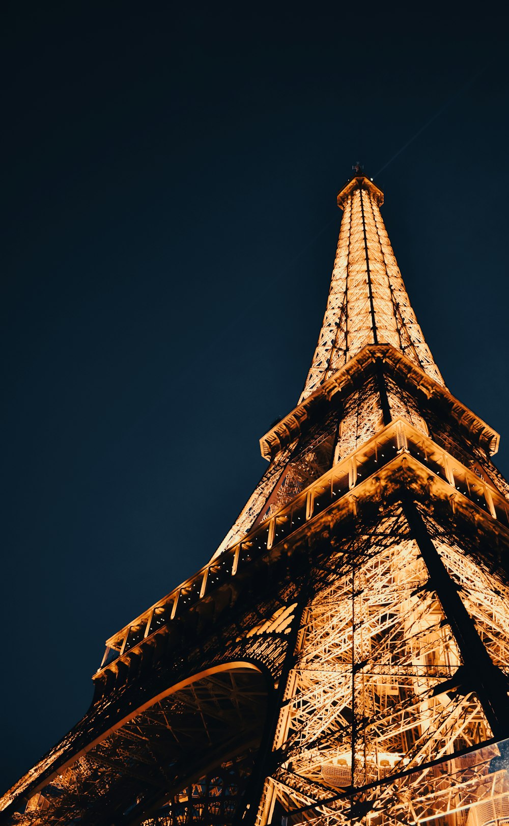 エッフェル塔のローアングル写真の写真 Unsplashで見つけるパリの無料写真